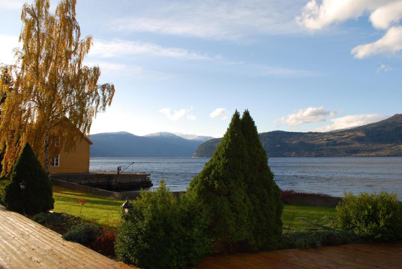 Innvik Fjordhotell エクステリア 写真