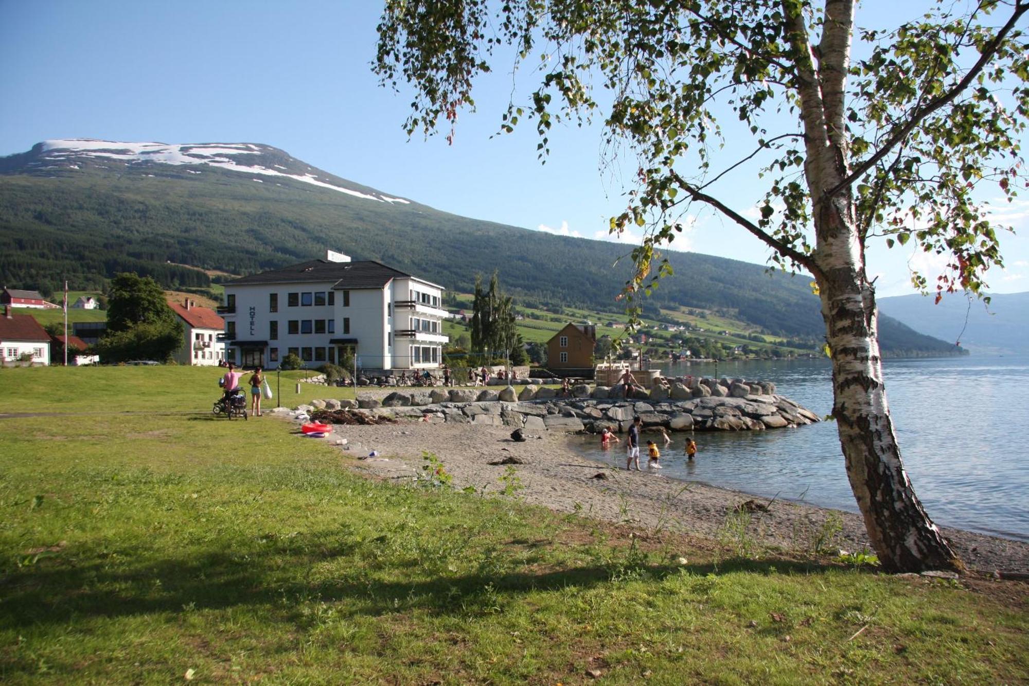 Innvik Fjordhotell エクステリア 写真