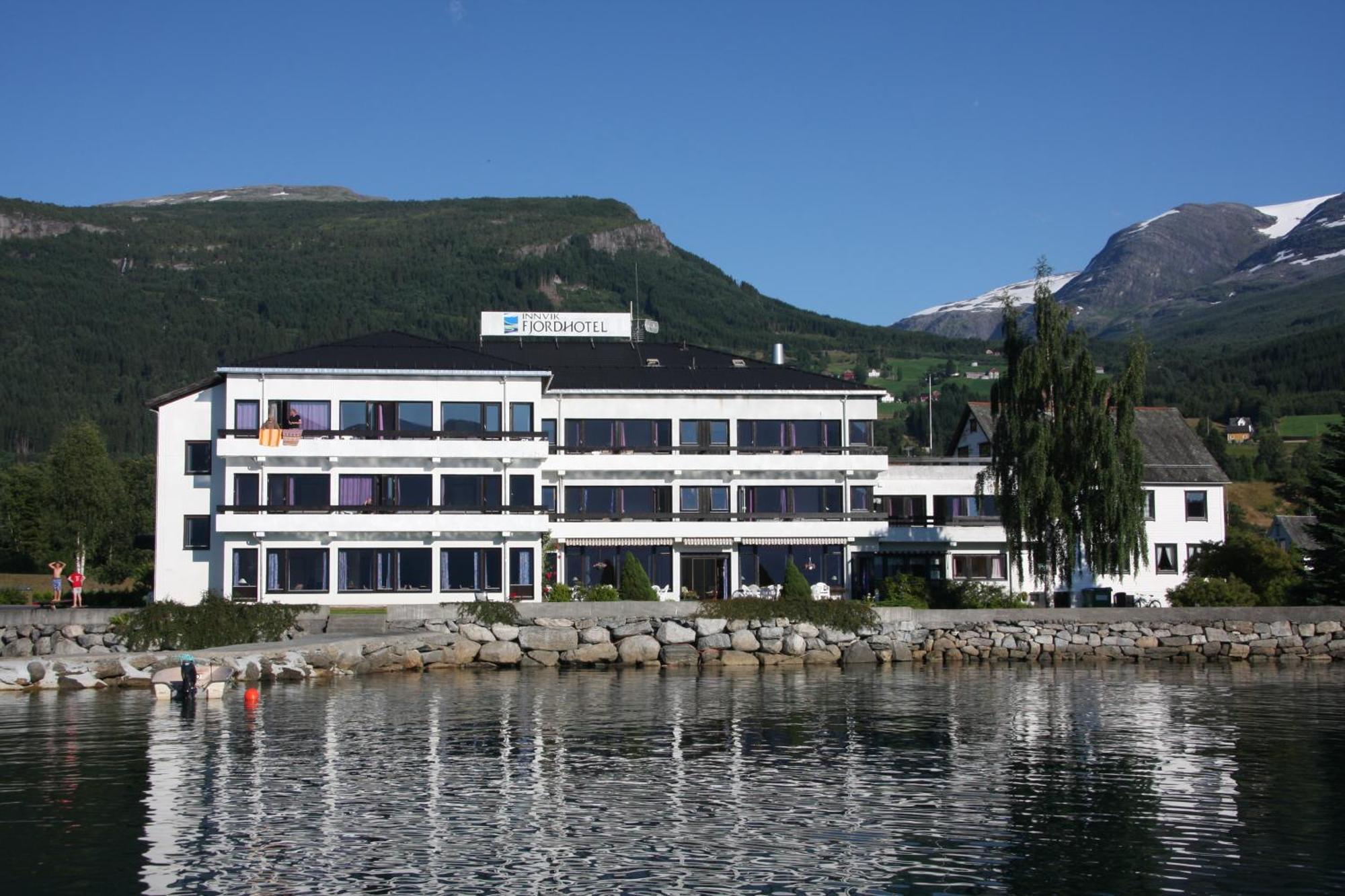 Innvik Fjordhotell エクステリア 写真